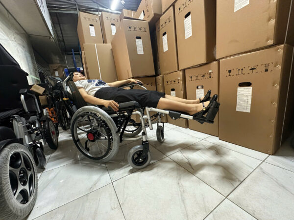 Xe lăn điện có lăn tay, ngả nằm Jerry 302X