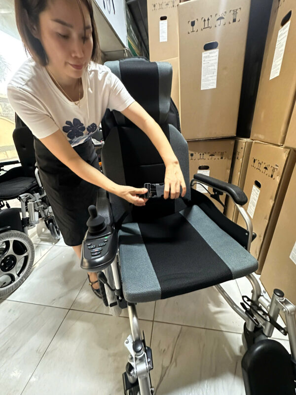 Xe lăn điện có lăn tay, ngả nằm Jerry 302X