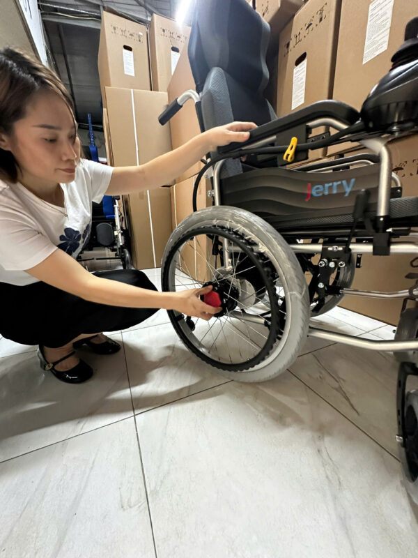 Xe lăn điện có lăn tay, ngả nằm Jerry 302X