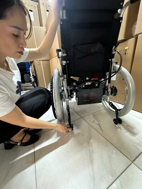 Xe lăn điện có lăn tay, ngả nằm Jerry 302X