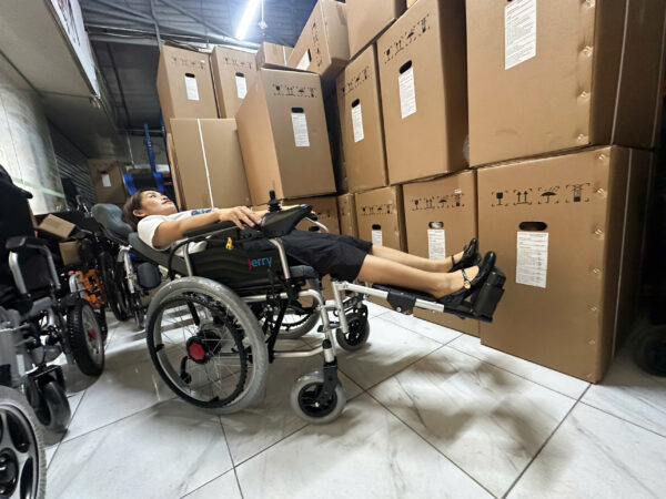 Xe lăn điện có lăn tay, ngả nằm Jerry 302X