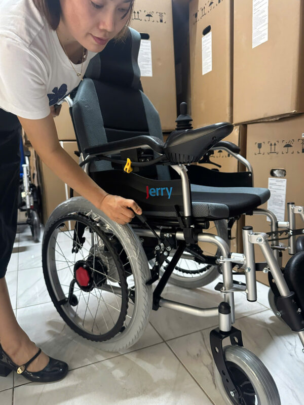 Xe lăn điện có lăn tay, ngả nằm Jerry 302X