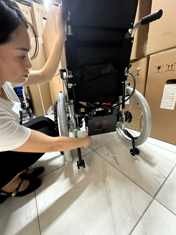 Xe lăn điện có lăn tay, ngả nằm Jerry 302X
