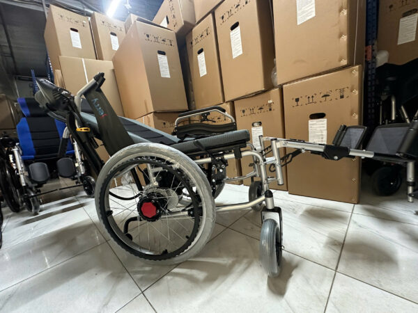 Xe lăn điện có lăn tay, ngả nằm Jerry 302X