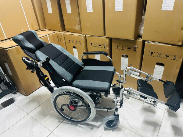 Xe lăn điện có lăn tay, điều khiển từ xa, ngả nằm tự động Jery 303X