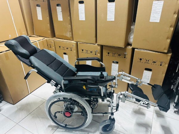 Xe lăn điện có lăn tay, điều khiển từ xa, ngả nằm tự động Jery 303X