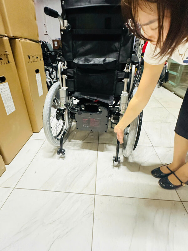 Xe lăn điện có lăn tay, điều khiển từ xa, ngả nằm tự động Jery 303X