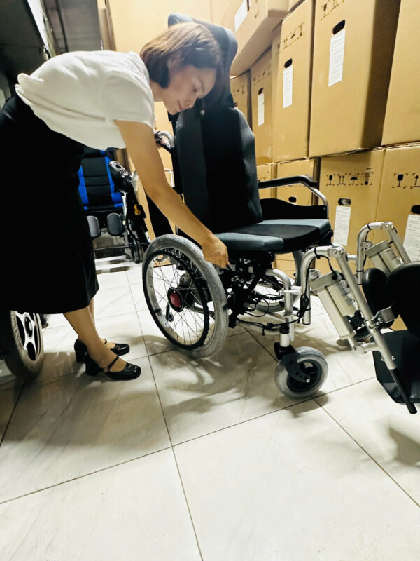 Xe lăn điện có lăn tay, điều khiển từ xa, ngả nằm tự động Jery 303X