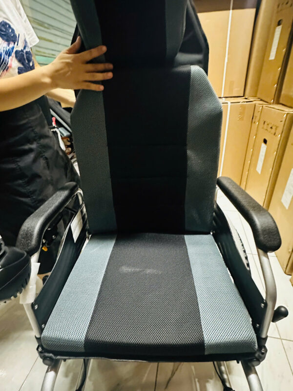 Xe lăn điện có lăn tay, điều khiển từ xa, ngả nằm tự động Jery 303X