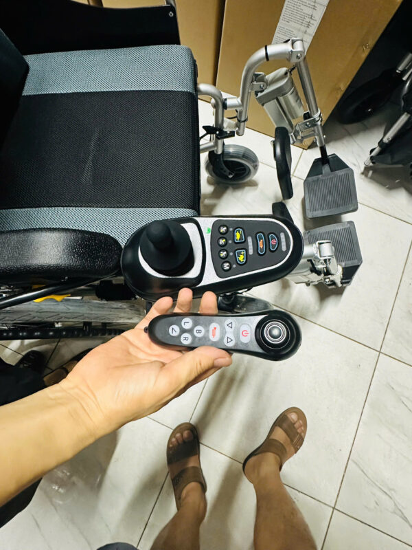 Xe lăn điện có lăn tay, điều khiển từ xa, ngả nằm tự động Jery 303X