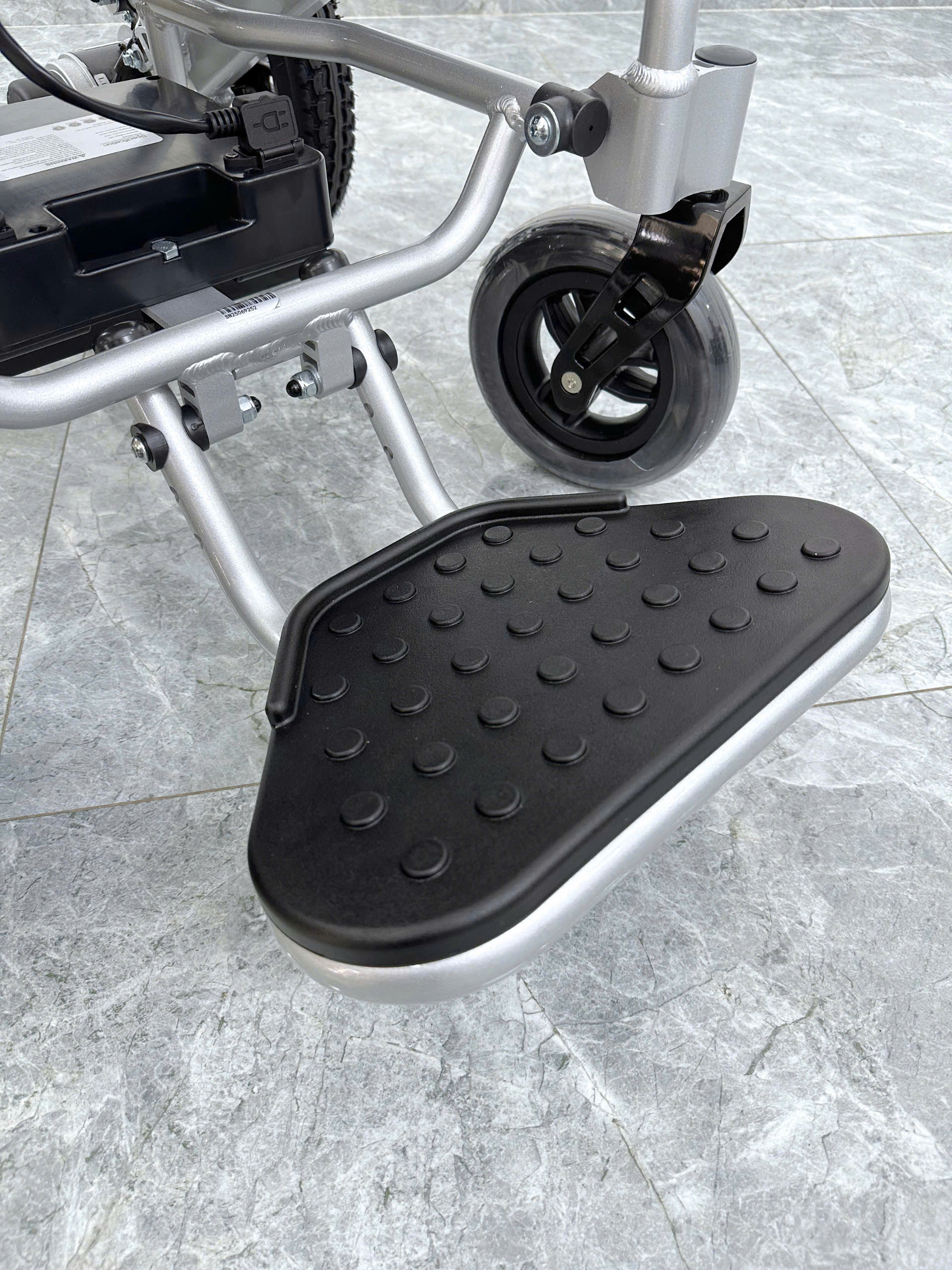 Xe lăn điện gấp gọn,điều khiển từ xa, ngả nằm, khung nhôm không rỉ Jerry 6012X Xe lăn điện gấp gọn,điều khiển từ xa, ngả nằm, khung nhôm không rỉ Jerry 6012X