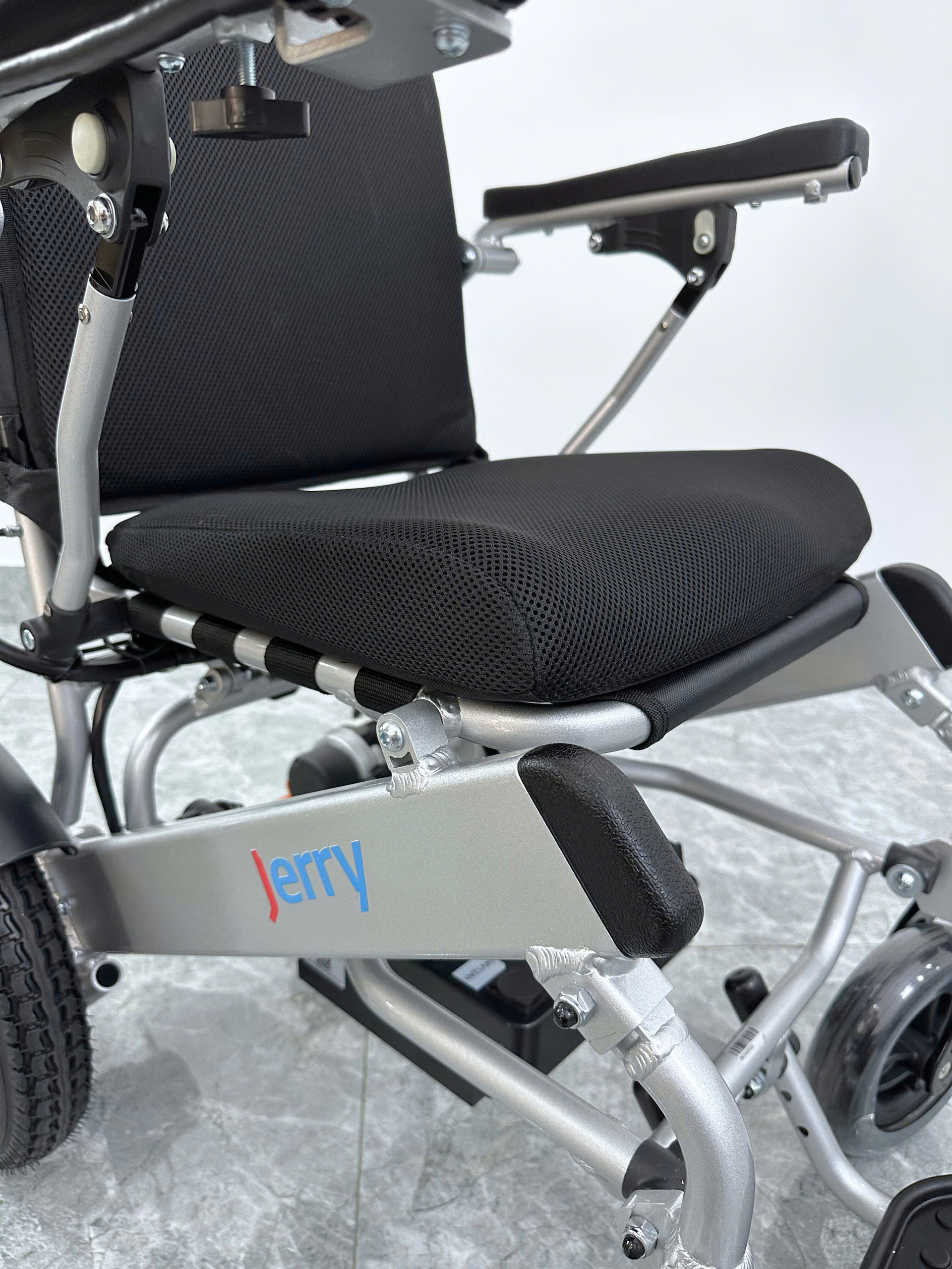 Xe lăn điện gấp gọn,điều khiển từ xa, ngả nằm, khung nhôm không rỉ Jerry 6012X Xe lăn điện gấp gọn,điều khiển từ xa, ngả nằm, khung nhôm không rỉ Jerry 6012X