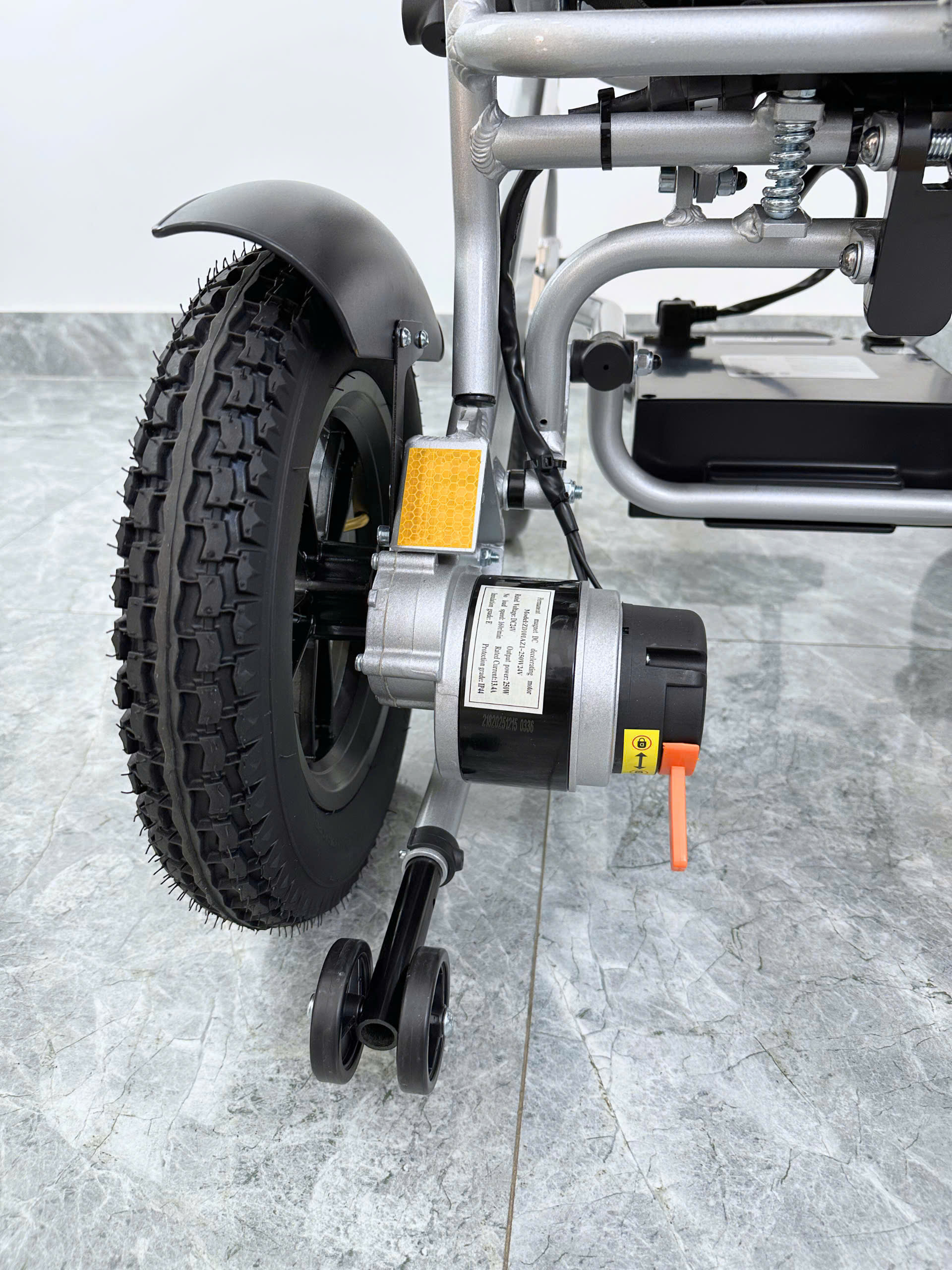 Xe lăn điện gấp gọn,điều khiển từ xa, ngả nằm, khung nhôm không rỉ Jerry 6012X Xe lăn điện gấp gọn,điều khiển từ xa, ngả nằm, khung nhôm không rỉ Jerry 6012X