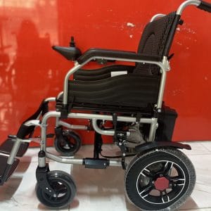 Xe lăn đa năng được trang bị bô vệ sinh tiện lợi