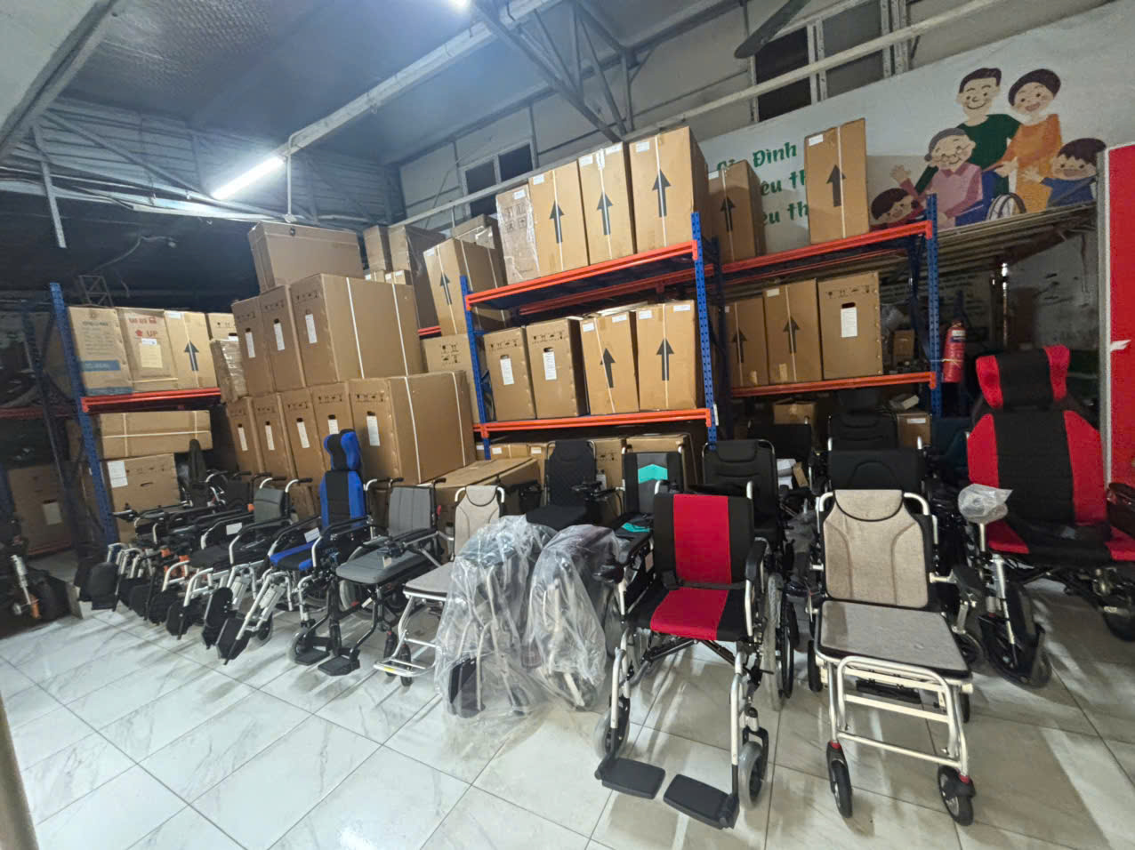 Xe lăn điện có lăn tay khung nhôm không rỉ, bình lớn 20ah Jerry 701 Xe lăn điện có lăn tay khung nhôm không rỉ, bình lớn 20ah Jerry 701