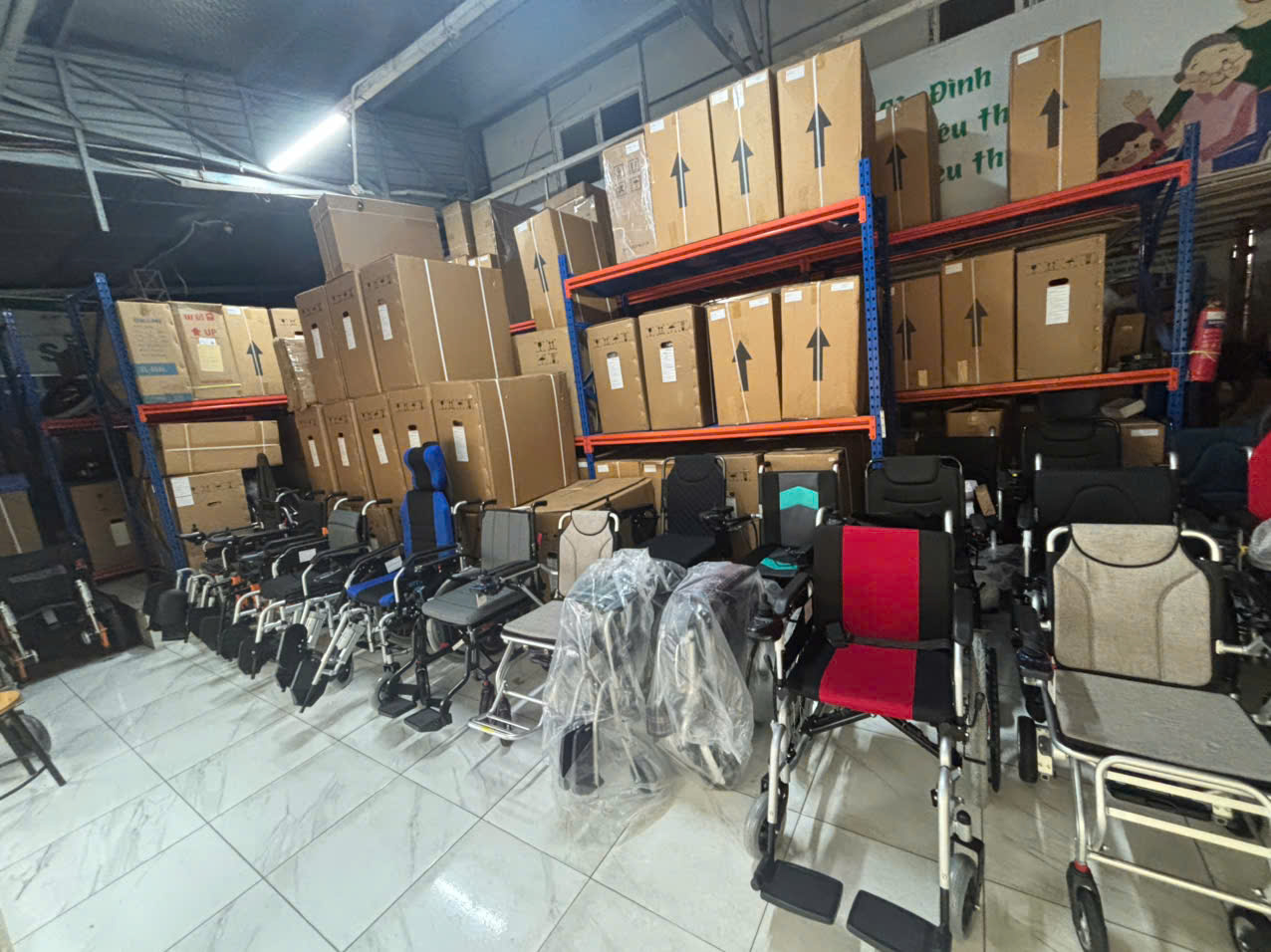 Xe lăn điện có lăn tay khung nhôm không rỉ, bình lớn 20ah Jerry 701 Xe lăn điện có lăn tay khung nhôm không rỉ, bình lớn 20ah Jerry 701