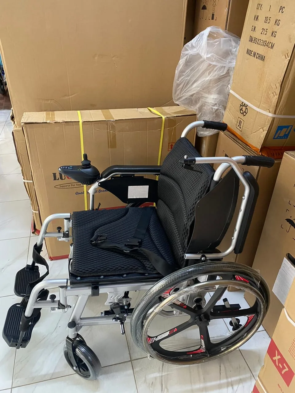 Xe lăn điện có lăn tay khung nhôm không rỉ, bình lớn 20ah Jerry 701