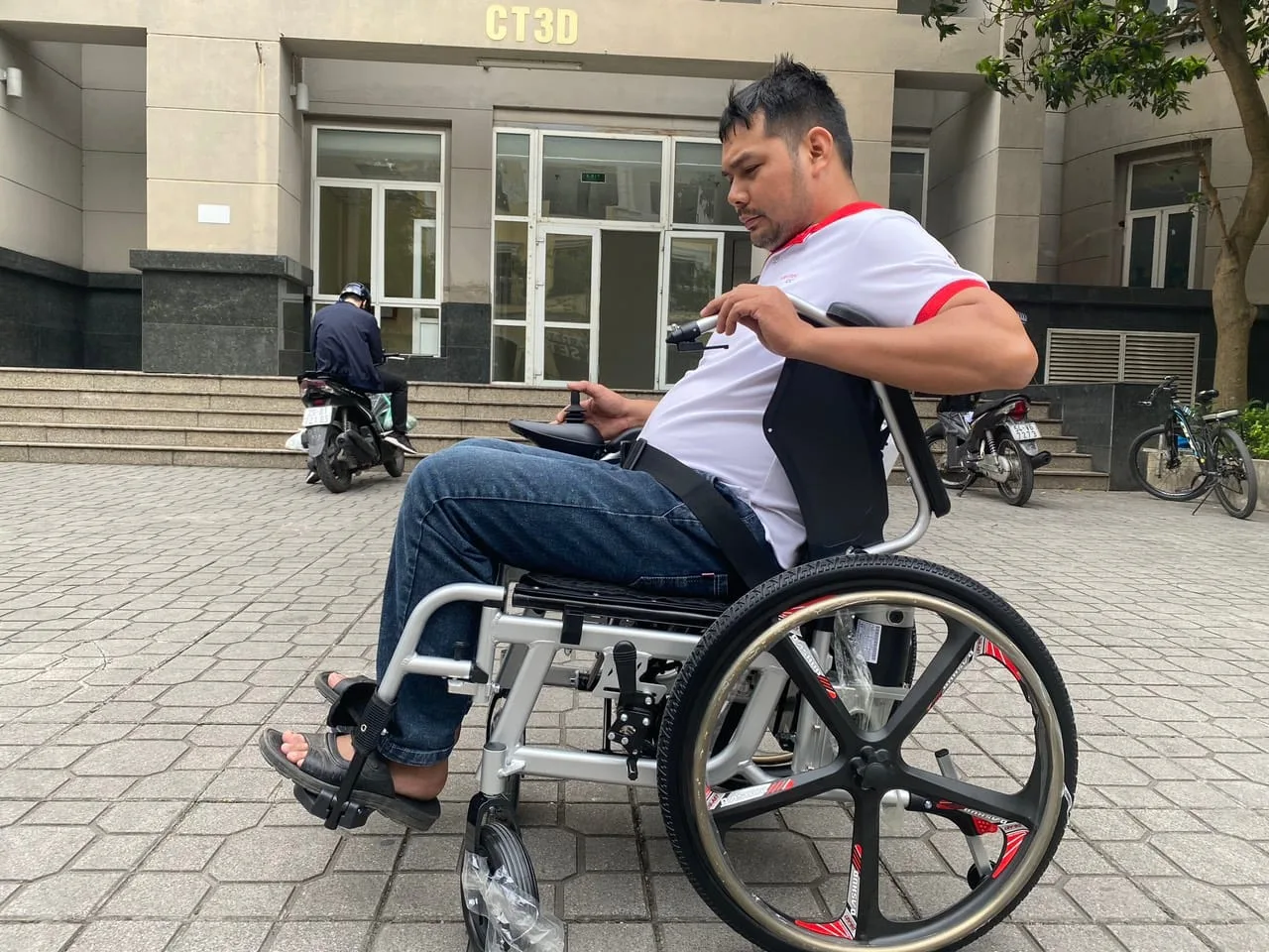 Xe lăn điện có lăn tay khung nhôm không rỉ, bình lớn 20ah Jerry 701