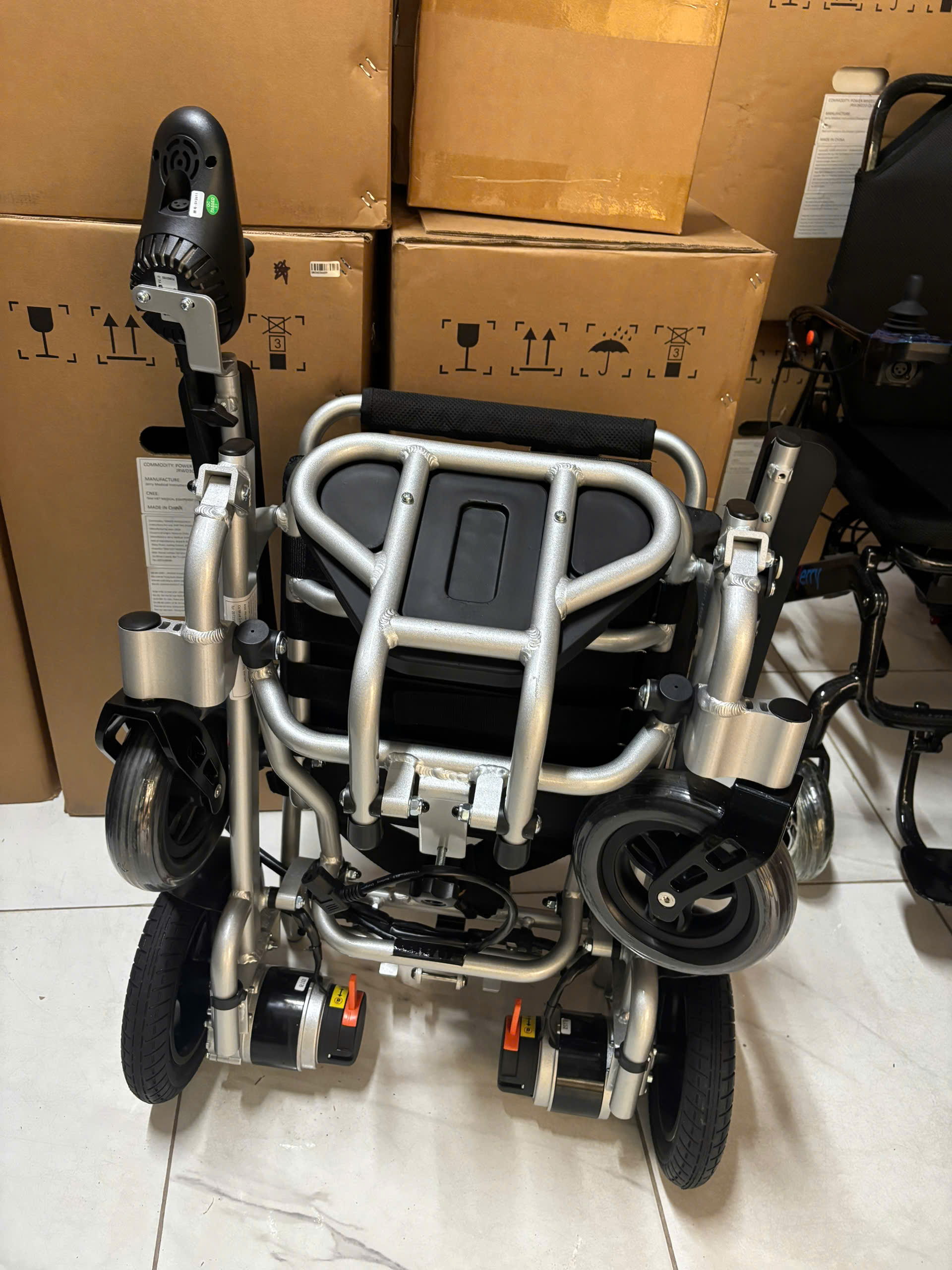 XE LĂN ĐIỆN SIÊU GỌN NHẸ JERRY 703 XE LĂN ĐIỆN SIÊU GỌN NHẸ JERRY 703