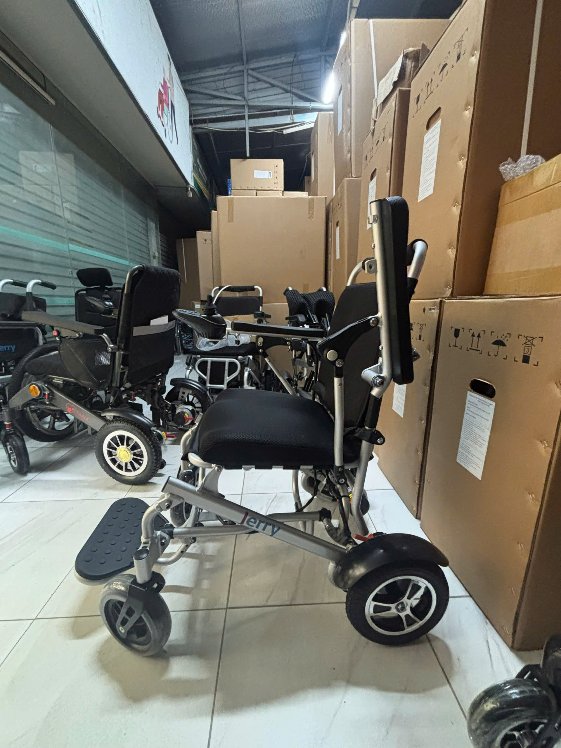 XE LĂN ĐIỆN SIÊU GỌN NHẸ JERRY 703 XE LĂN ĐIỆN SIÊU GỌN NHẸ JERRY 703