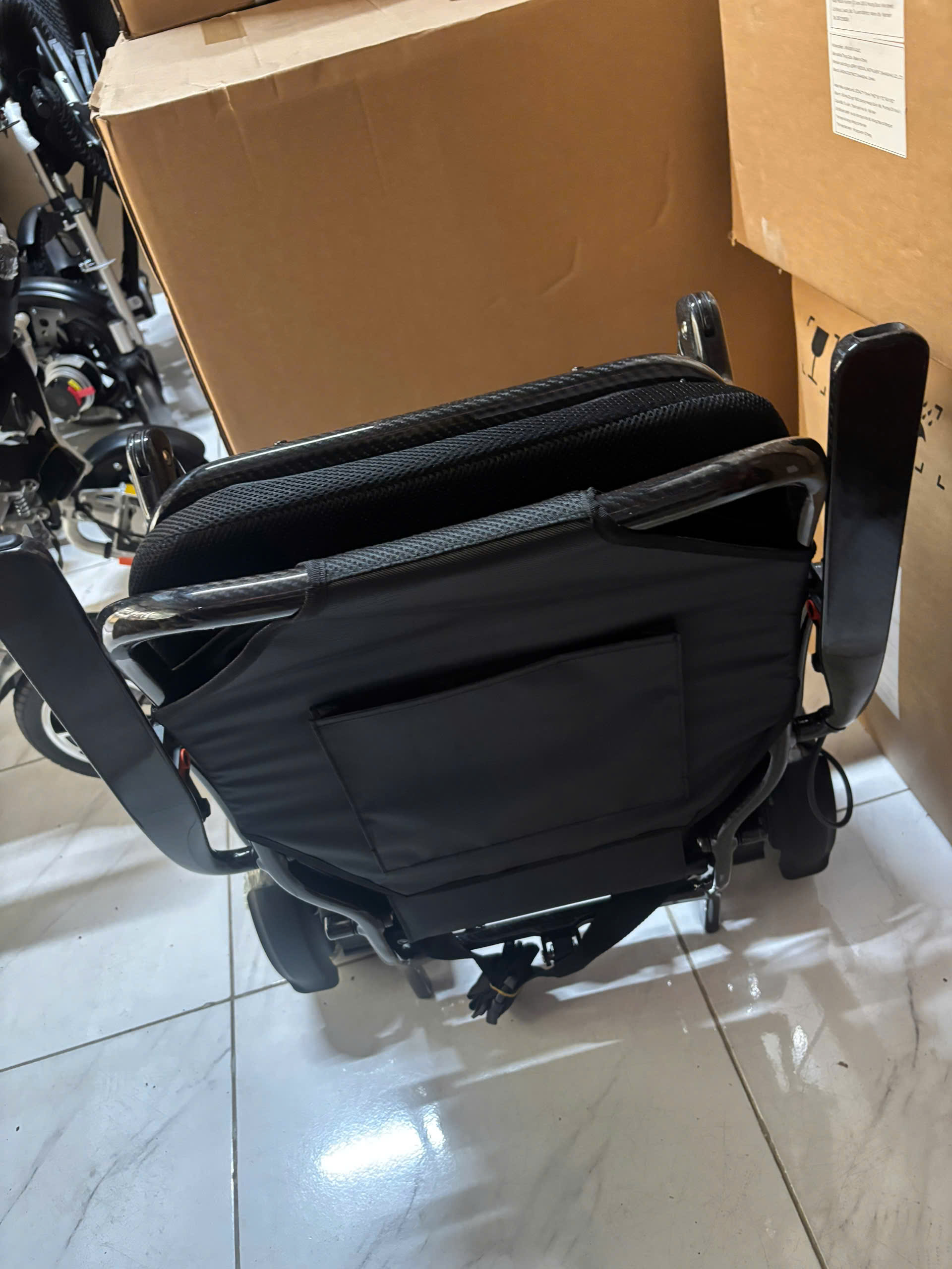 XE LĂN ĐIỆN CAO CẤP KHUNG CARBON JERRY 704 XE LĂN ĐIỆN CAO CẤP KHUNG CARBON JERRY 704