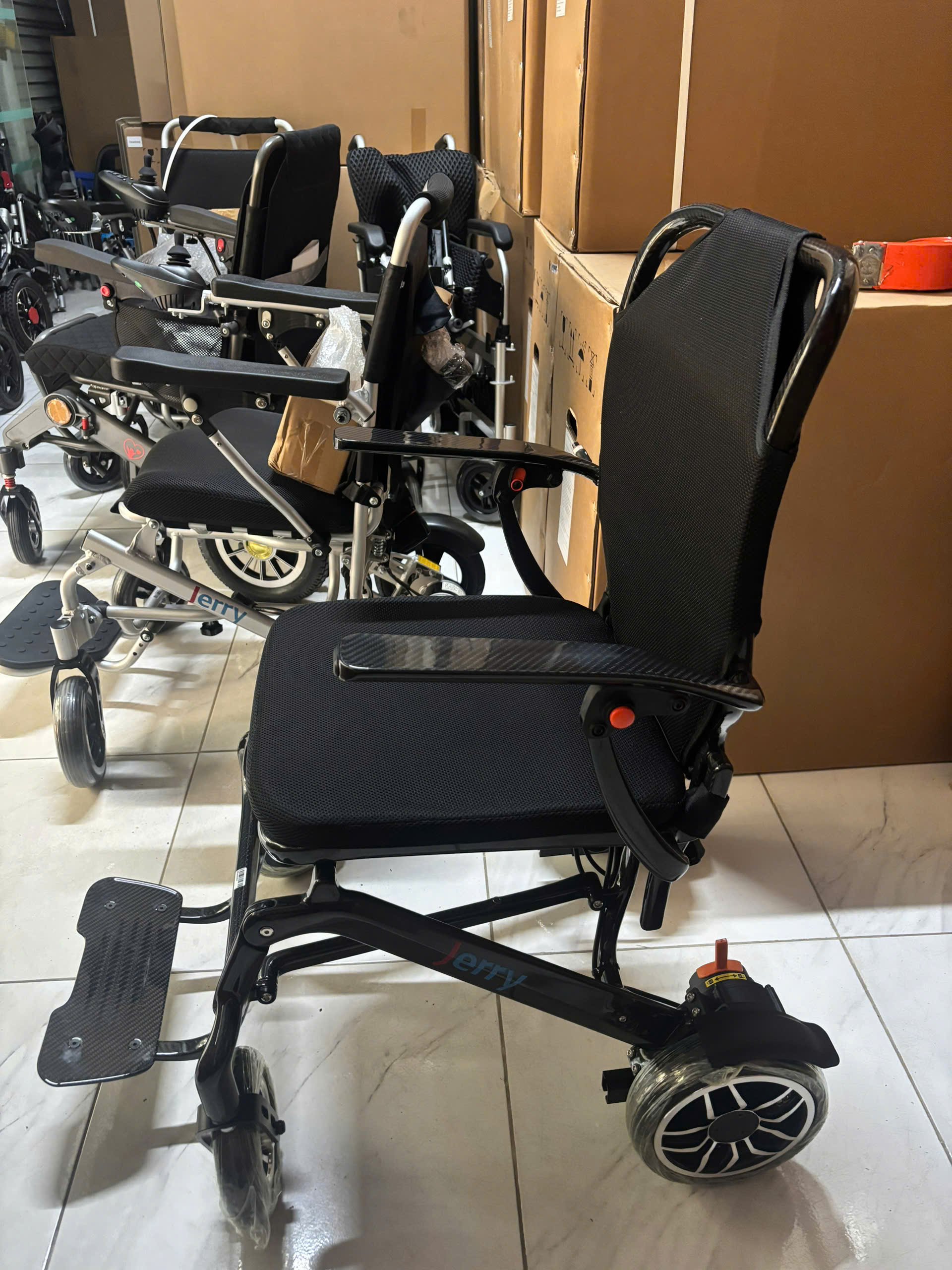 XE LĂN ĐIỆN CAO CẤP KHUNG CARBON JERRY 704 XE LĂN ĐIỆN CAO CẤP KHUNG CARBON JERRY 704