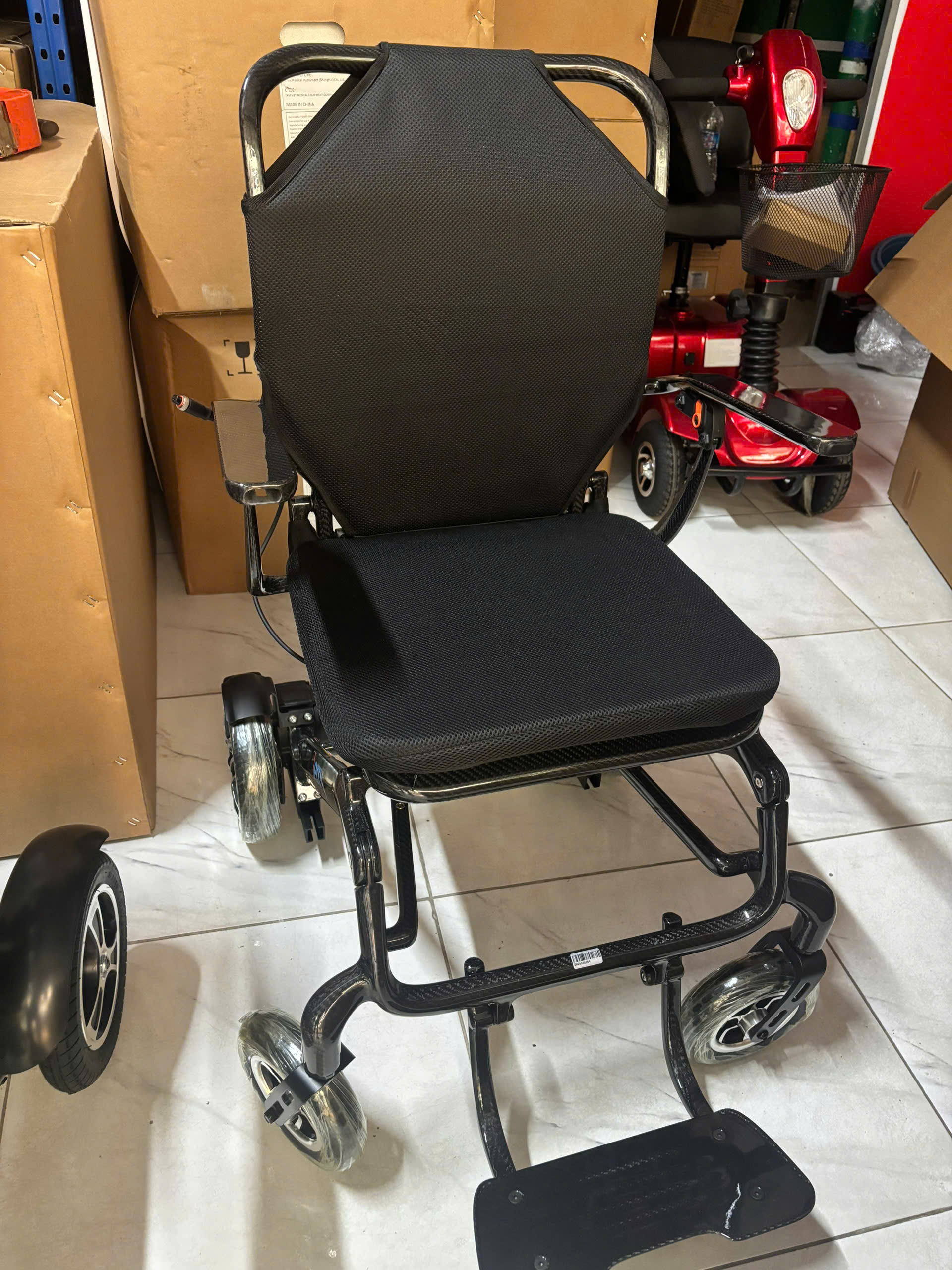 XE LĂN ĐIỆN CAO CẤP KHUNG CARBON JERRY 704 XE LĂN ĐIỆN CAO CẤP KHUNG CARBON JERRY 704