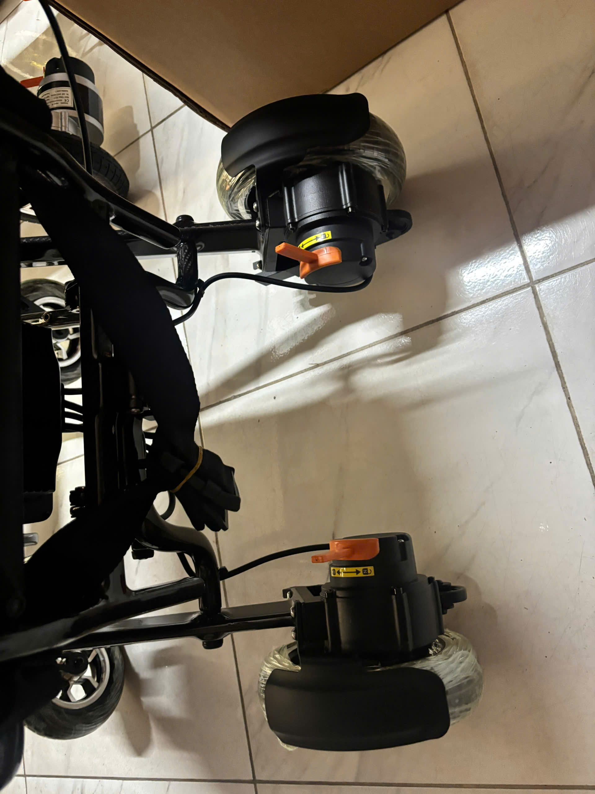 XE LĂN ĐIỆN CAO CẤP KHUNG CARBON JERRY 704 XE LĂN ĐIỆN CAO CẤP KHUNG CARBON JERRY 704