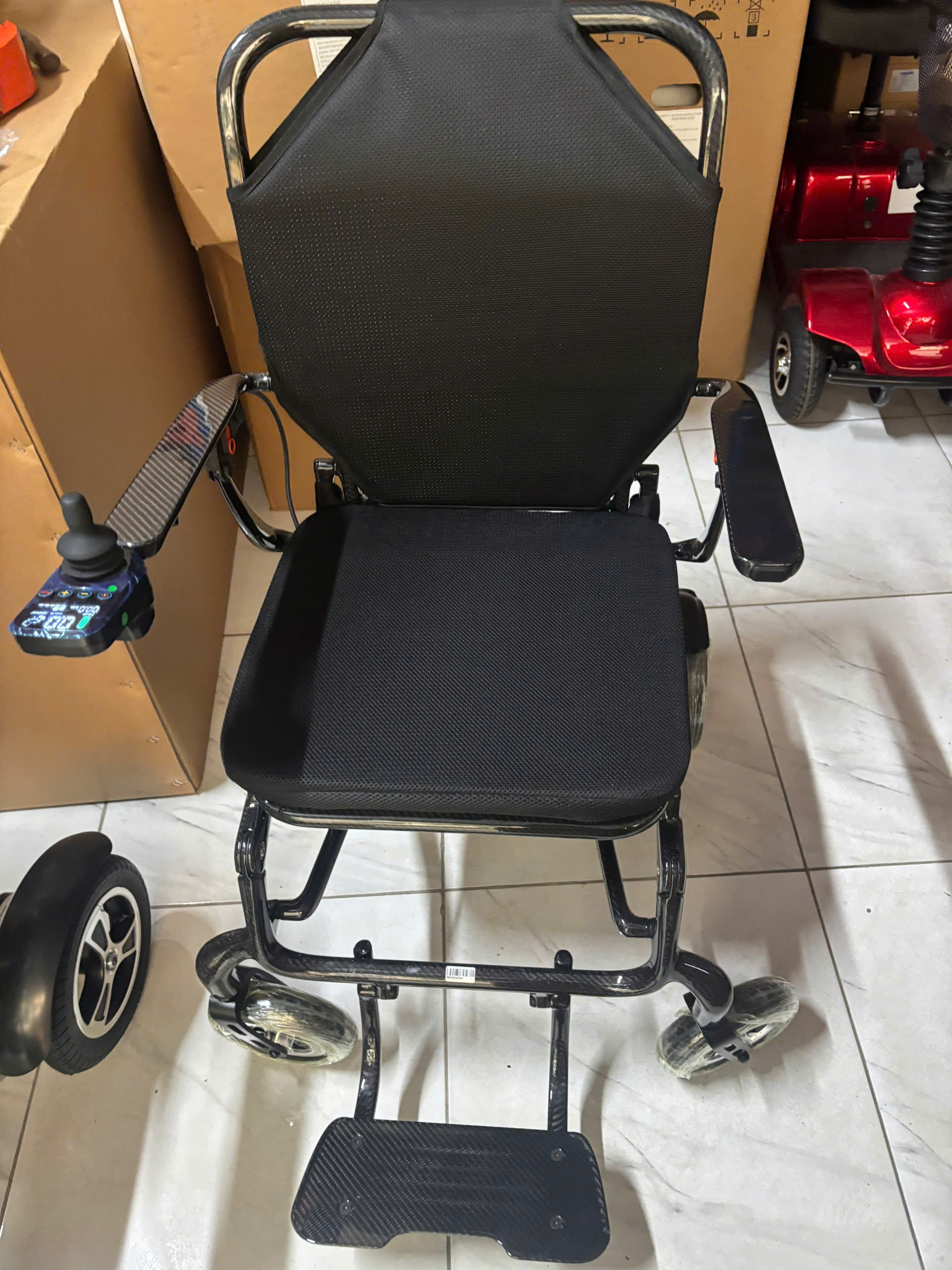 XE LĂN ĐIỆN CAO CẤP KHUNG CARBON JERRY 704 XE LĂN ĐIỆN CAO CẤP KHUNG CARBON JERRY 704